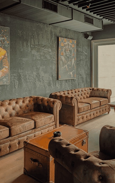 Leder-Sofas und Ledertisch in der Zigarrenlounge